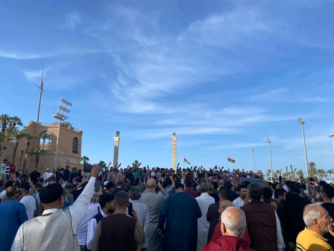 صوت الشعب في المظاهرات أقوى من السلاح وأشد من القرارات، لأنه ما في قوة توقف قدام إرادة الناس إذا توحدوا. لما الشعب ينهض، ما في شي يقدر يسكته، لا ظلم، لا قانون جائر، ولا حتى آلة قمع. 
لأن الشرعية الحقيقية ما تصدرش من كرسي، تصدر من الشارع