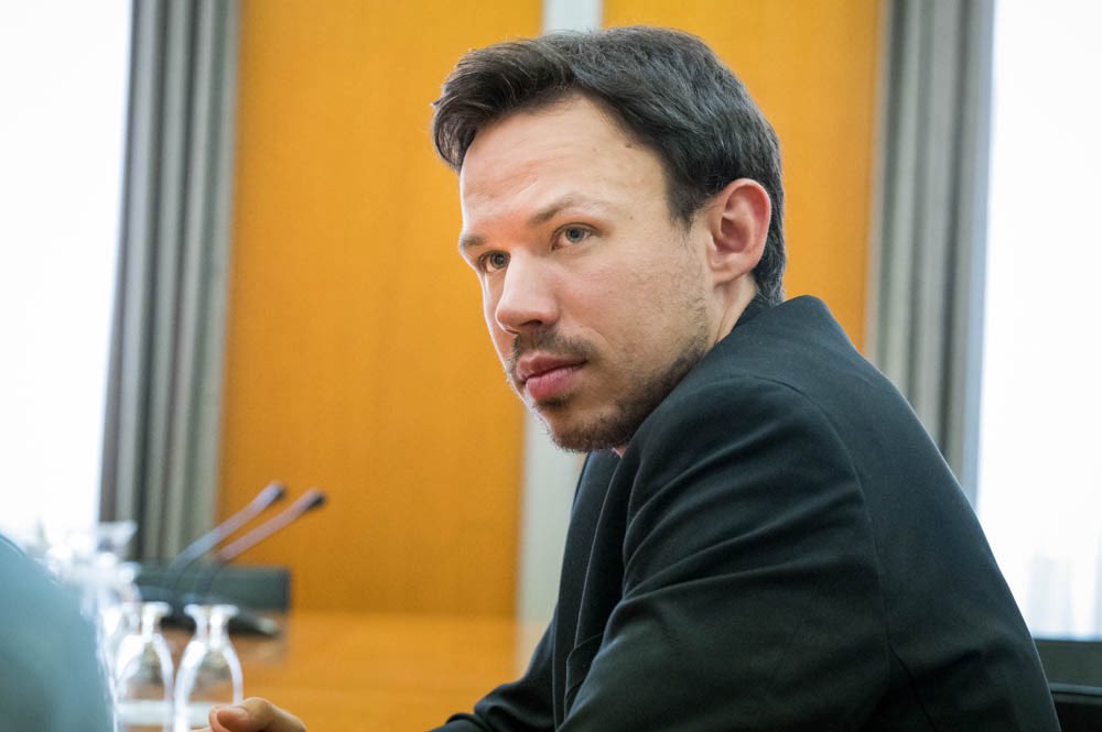 zalaklopcic's tweet photo. Andrej je zadnje čase garal za vse nas. Zgodovinski uspeh na referendumu in (verjetno) izzivi v zasebnem življenju so terjali svoj davek.
Hvala, ker se boriš in se boš boril še naprej. Želim ti hitro okrevanje! https://t.co/9QlhDQrFv0