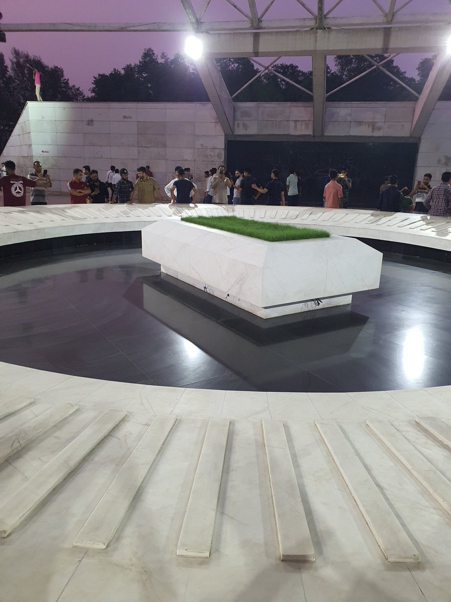 শহীদ রাষ্ট্রপতি জিয়াউর রহমানের সমাধিতে