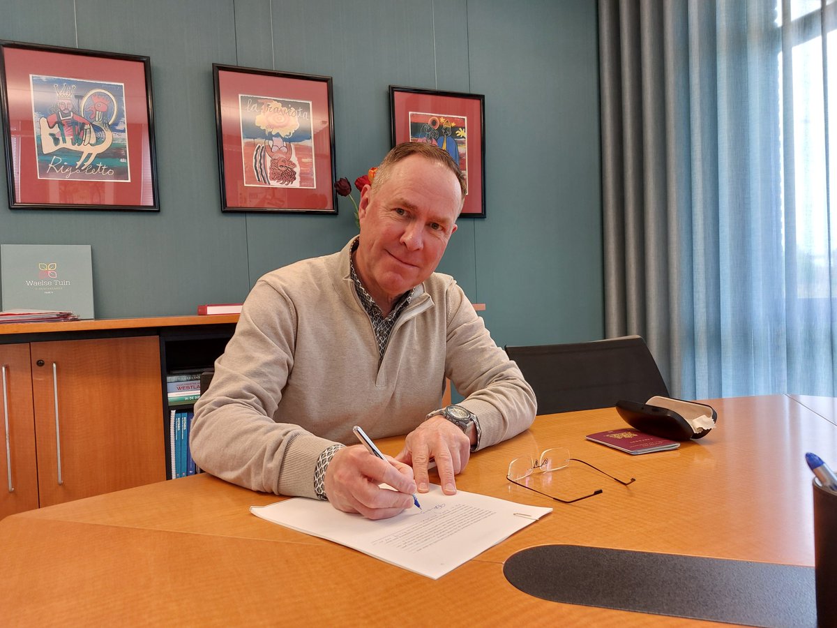 Vandaag naar de notaris geweest. Overdracht van de grond voor mijn nieuwe penthouse.