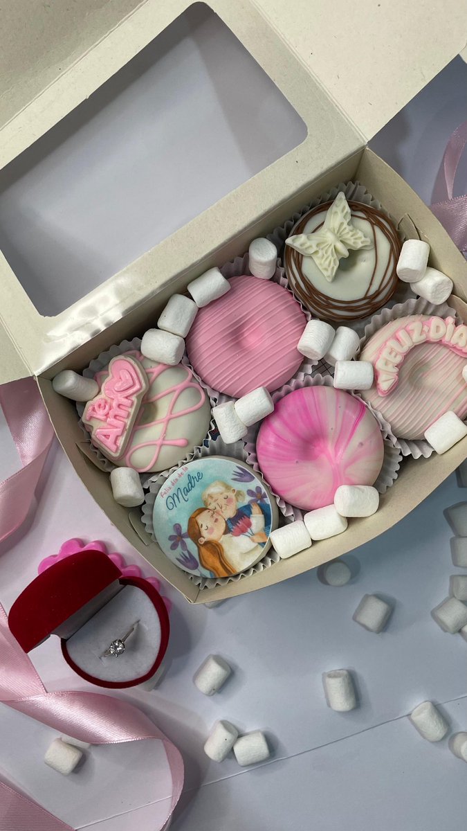 FAV y RT sí quieres una box de donitas para cerrar este viernes🍩🙂‍↔️
