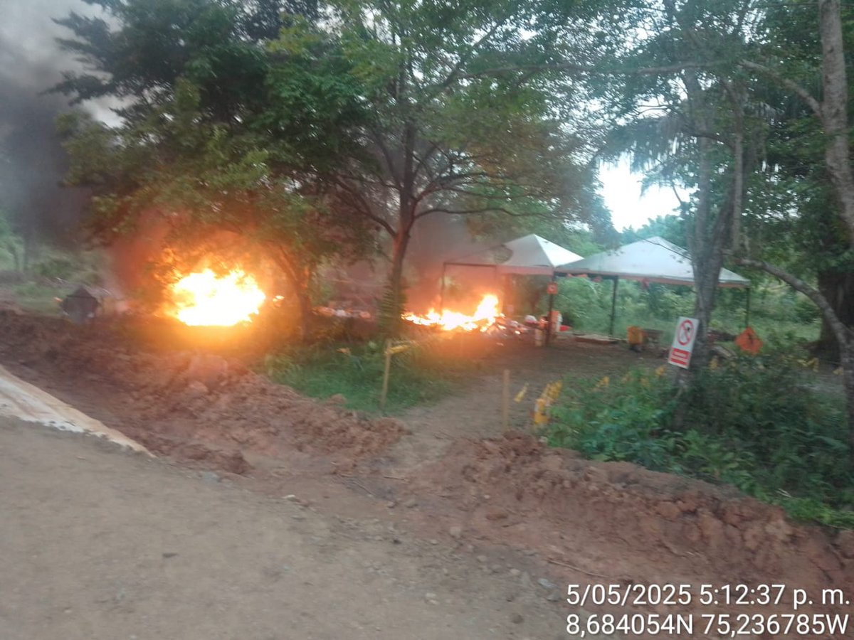 Jeshus_f7's tweet photo. URGENTE! Petristas incendian a San Marcos Sucre.  En breves minutos el trino de Gustavo Petro dirá “ARDE SAN MARCOS” así como celebraba cuando su banda delincuencial quemaba cais con policías adentro. Ya sabemos que él ama la violencia.

#SanMarcosSOS
#LaDelPelitoAzul https://t.co/wJYWMmojD8