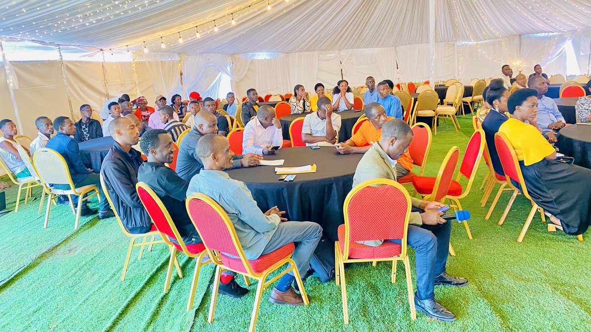 Ubwo abakozi b'ibitaro bya
Gihundwe DH bizihizaga umunsi w'umurimo aho bawuhuje n'uw'abaforomo, bashimiye cyane umukozi wabaye indashyikirwa muri uyu mwaka wa 2025 Dr. MILEMBA  KASEKE Adelard Désiré ndetse n’abandi bakozi muri rusange hamwe n’abafatanyabikorwa b’ibitaro.