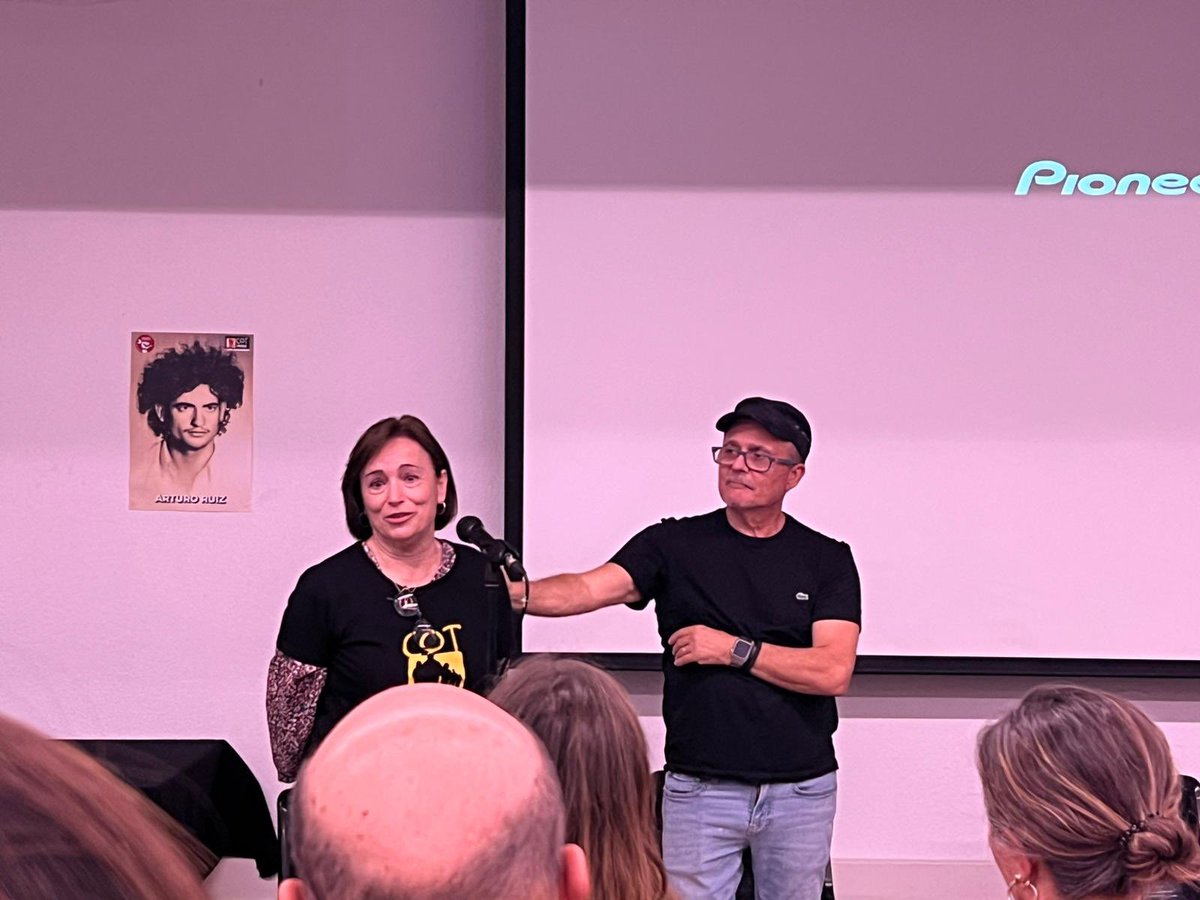 IzquierdaRevol's tweet photo. Empieza en Barcelona la proyección de LAS ARMAS NO BORRARÁN TU SONRISA con Adolfo Difour, Olga Gutiérrez, Javier Almazán y Javier Montañés.

Organizado por el @SindicEstudiCat, @EsqRevoluciona y el @cotcolectivo, hoy escucharemos a los protagonistas de la Transición sangrienta. https://t.co/t580O9QdYJ