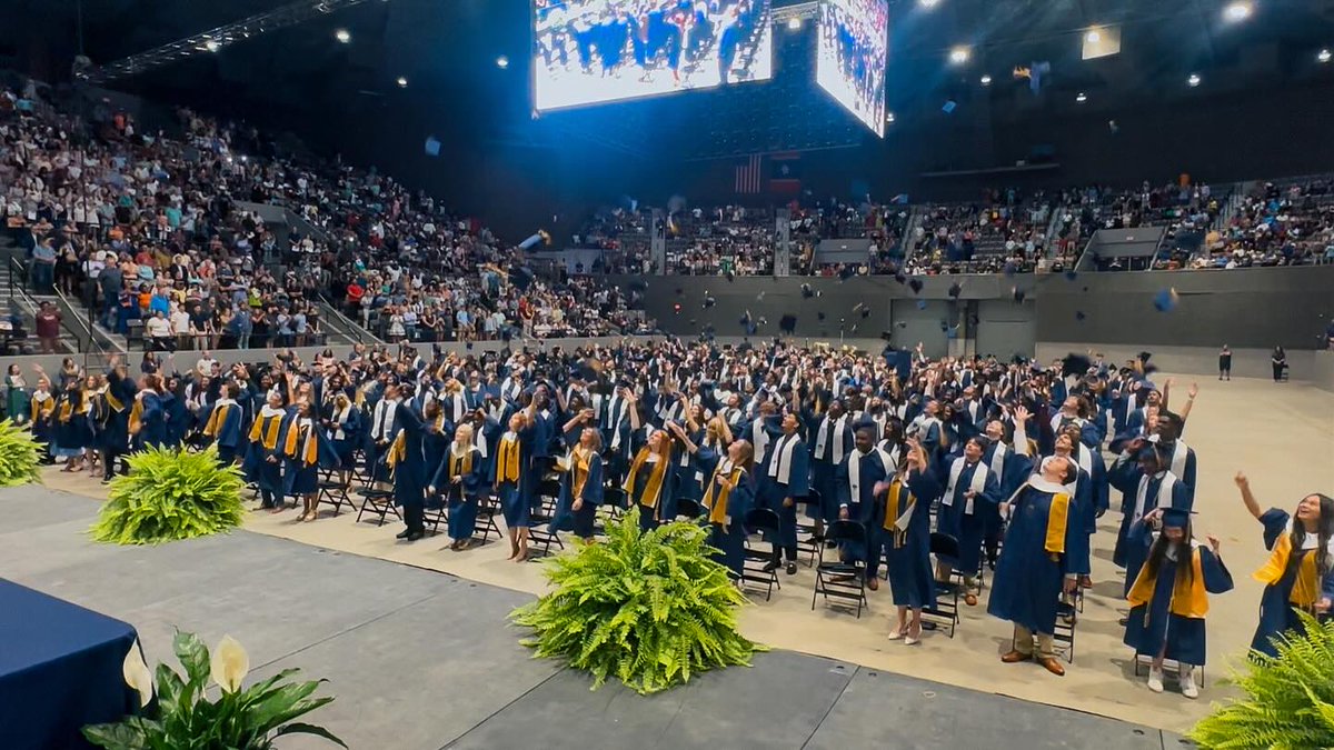 PearlPSD's tweet image. Congratulations to the Pearl High School Class of 2025! 📷📷 #wearepearl #wordstoaction #excellenceisourstandard #classof2025