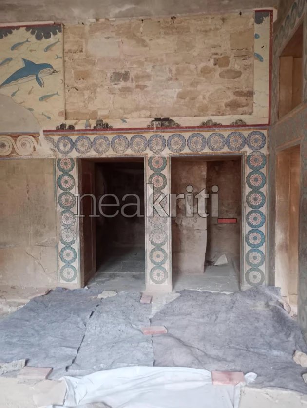 chacakhan's tweet photo. Λόγω… ισχυρών ανέμων κατέρρευσαν τα 2/3 της τοιχογραφίας με τα δελφίνια από το ανάκτορο της Κνωσού! Κλειστός ο αρχαιολογικός χώρος. 

*Μην ανησυχείτε. Το πρωτότυπο βρίσκεται στο Μουσείο του Ηρακλείου.  Ωστόσο το πιστό αντίγραφο στην Κνωσό παρέμενε εκ του αποτελέσματος ασυντήρητο https://t.co/wjvcbe11dM