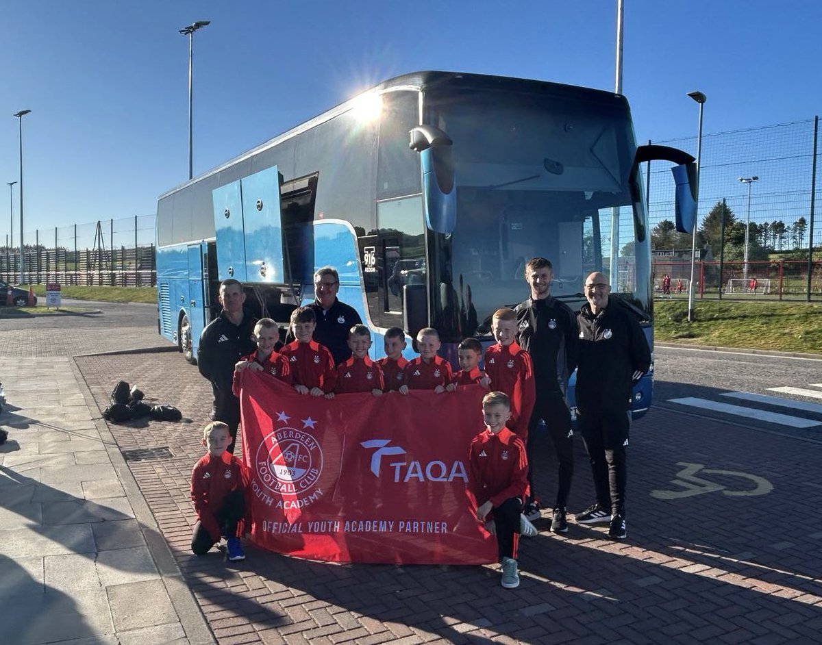 Our U10’s headed off early this morning to take part in the Rosbacher Cup 🏆 in Frankfurt 🇩🇪 this weekend. 
Good luck boys! 
COYR 🔴⚪️🔴⚪️
