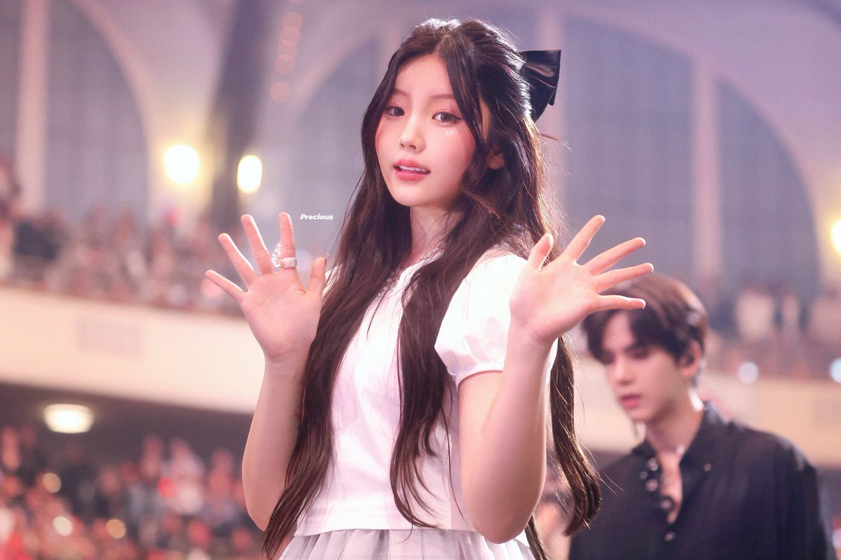illieseom's tweet photo. dragging someone who looks like a literal angel...be serious https://t.co/BXnBrMpWdp