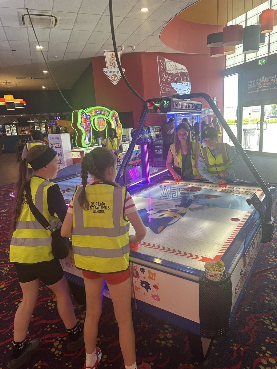 Year 6 Treat Day 🥳 bowling, arcade, food and a movie. Well deserved as you have all worked so hard this year! hope you enjoyed your day 💚