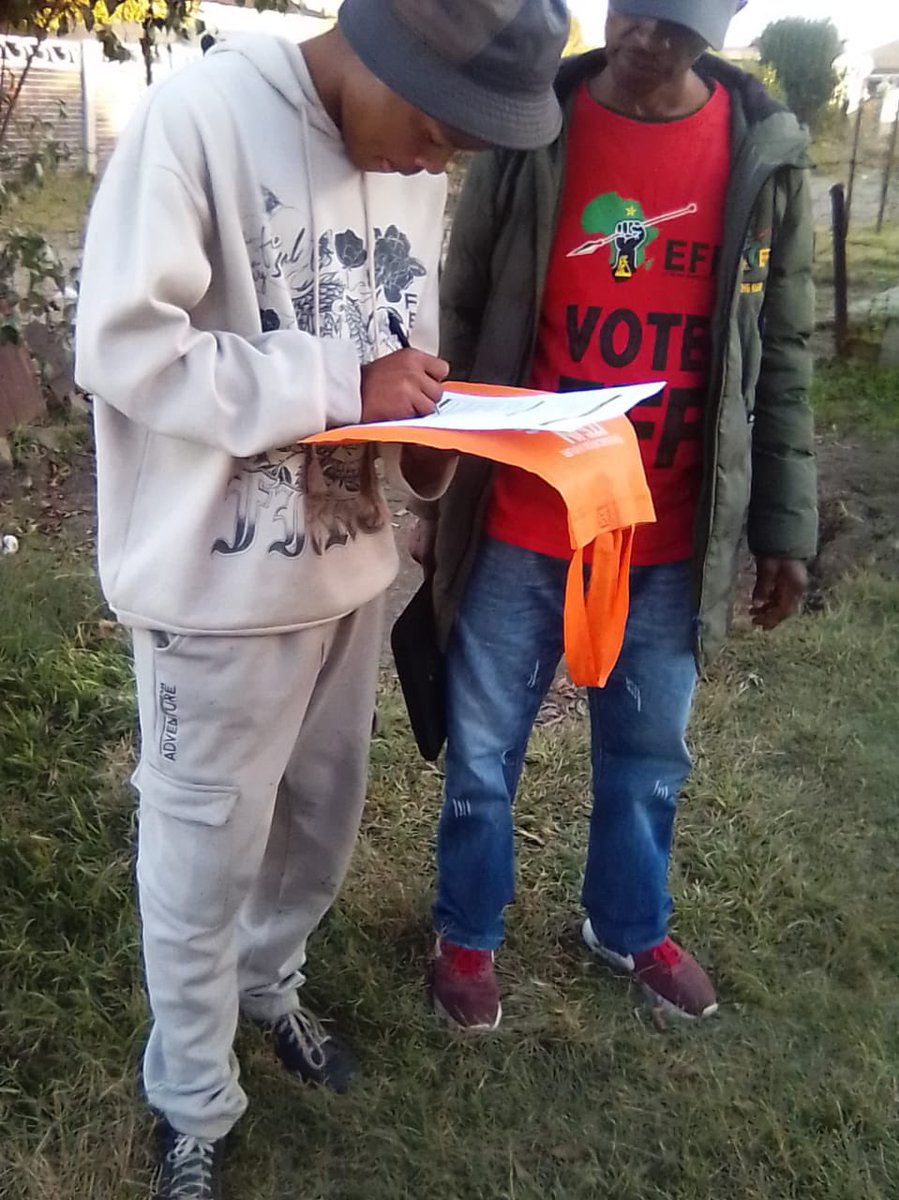 EFF_FreeState's tweet photo. 📍EFF Red Friday📍
#EFFRedFriday membership recruitment in Moqhaka ward15.
Every street, every corner sikhona.
#JoinEFF https://t.co/w0nkIJ9KaD