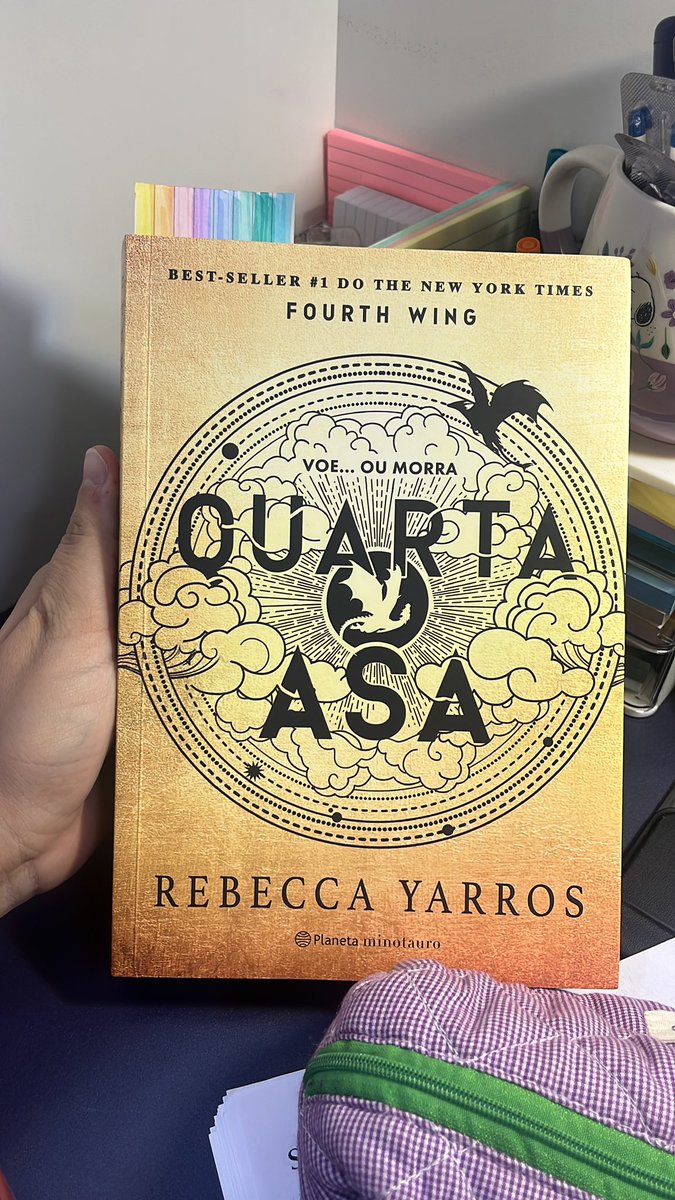 comecei esse aqui mega hypado, tenho esperança que algo nesse mundo ainda consiga superar trono de vidro(impossível