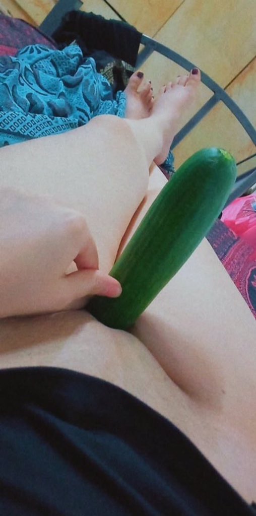 من مقوم الان وماسك زبة بيدة 
المقوم يجي اشوف حقه بل خاص كسي نار