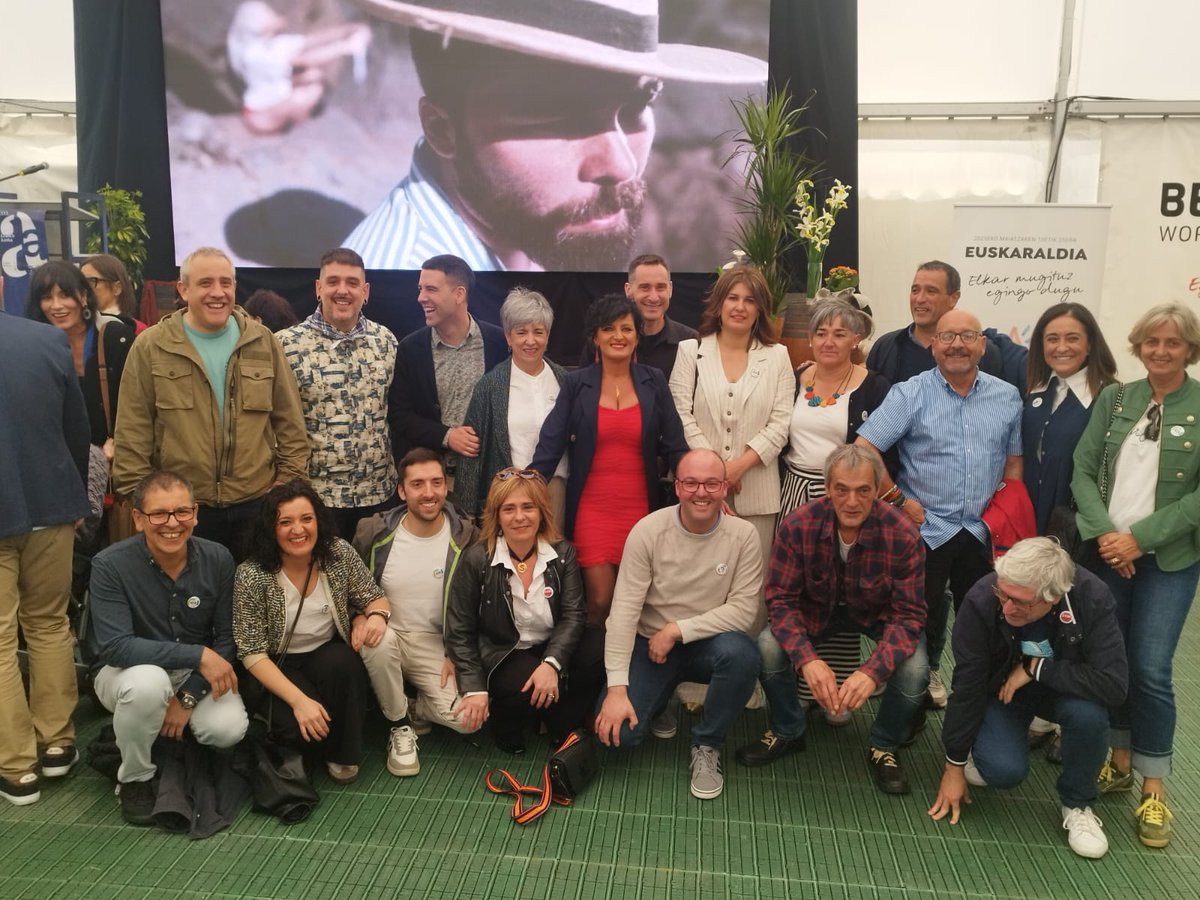 UrtziOstolozaga's tweet photo. Itsasora begira dagoen herria da gurea.
Bermeon egon gara gaur, #arrainazoka -ren irekiera ekitaldian.
Arrantzak herri hone izaera eta kultura aberastu ditu.
Gure arrantza zaintzea, elikadura, lanpostuak eta askoz gehiago zaintzea da https://t.co/SBERg9YhjU
