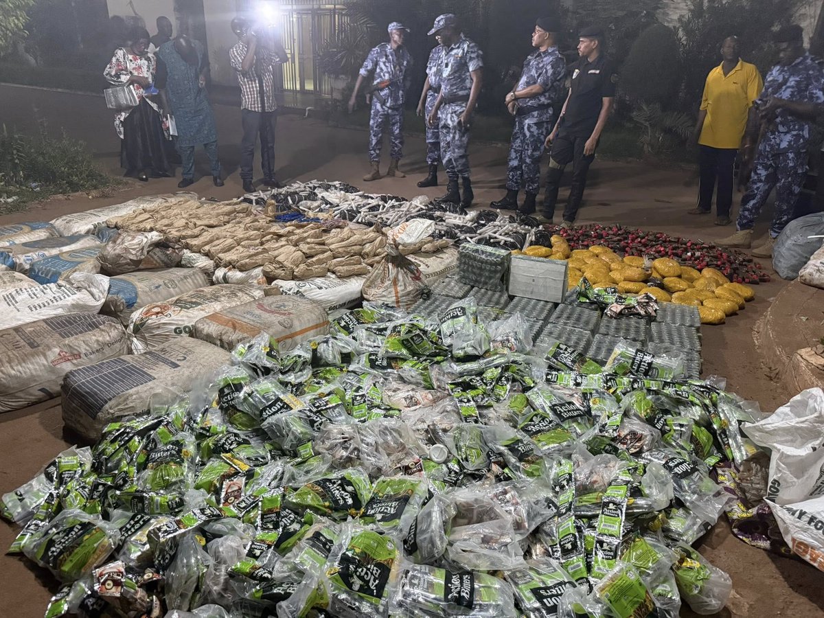 Malijetactu's tweet photo. Saisie spectaculaire à Bamako : un bus stoppé avec un stock d'explosifs et de drogues https://t.co/jZauaIJKEp #malijet #Saisie #spectaculaire #Bamako #bus #stoppé #stock #explosifs #drogues #Mali https://t.co/GN52nwBgdF