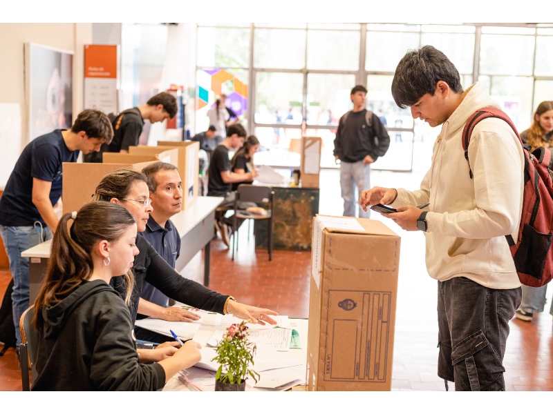 EconomicasUNC's tweet photo. 🏛️ El 14 y 15 de mayo la #ComunidadFCE eligió autoridades decanales. También  representantes en el Consejo Directivo, Consejo Superior y autoridades del Centro de Estudiantes.
👏 Felicitamos a Ricardo Descalzi y Martín Saino, próximos Decano y Vicedecano.
 https://t.co/RG9HJxxkHf https://t.co/8QklNxgo0p