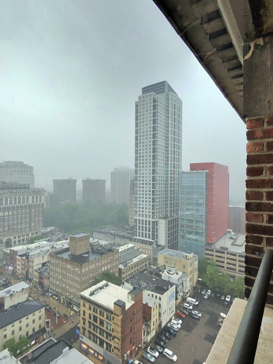 TMINewsPro's tweet photo. #severe #thunderstorms in #philly #oldcity #flooding https://t.co/KaihpuJOiy