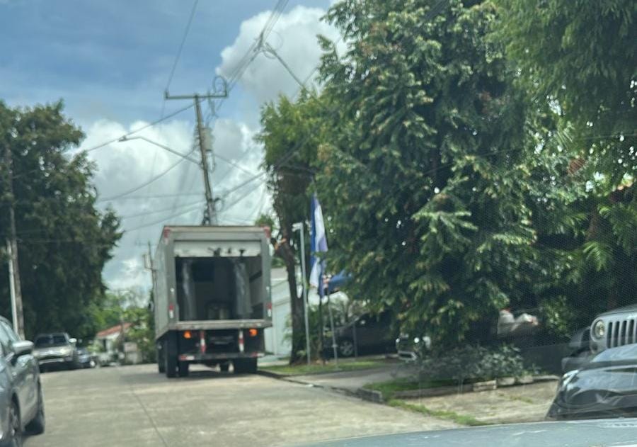 limyueng's tweet image. ¿Qué puede estar haciendo un camión de mudanzas hoy en la embajada de Nicaragua?