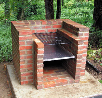 Today is National Barbecue Day! You can make everyday barbecue day when you build this Brick Barbecue for your backyard. DIY step-by-step guide with plans - extremehowto.com/how-to-build-a…
