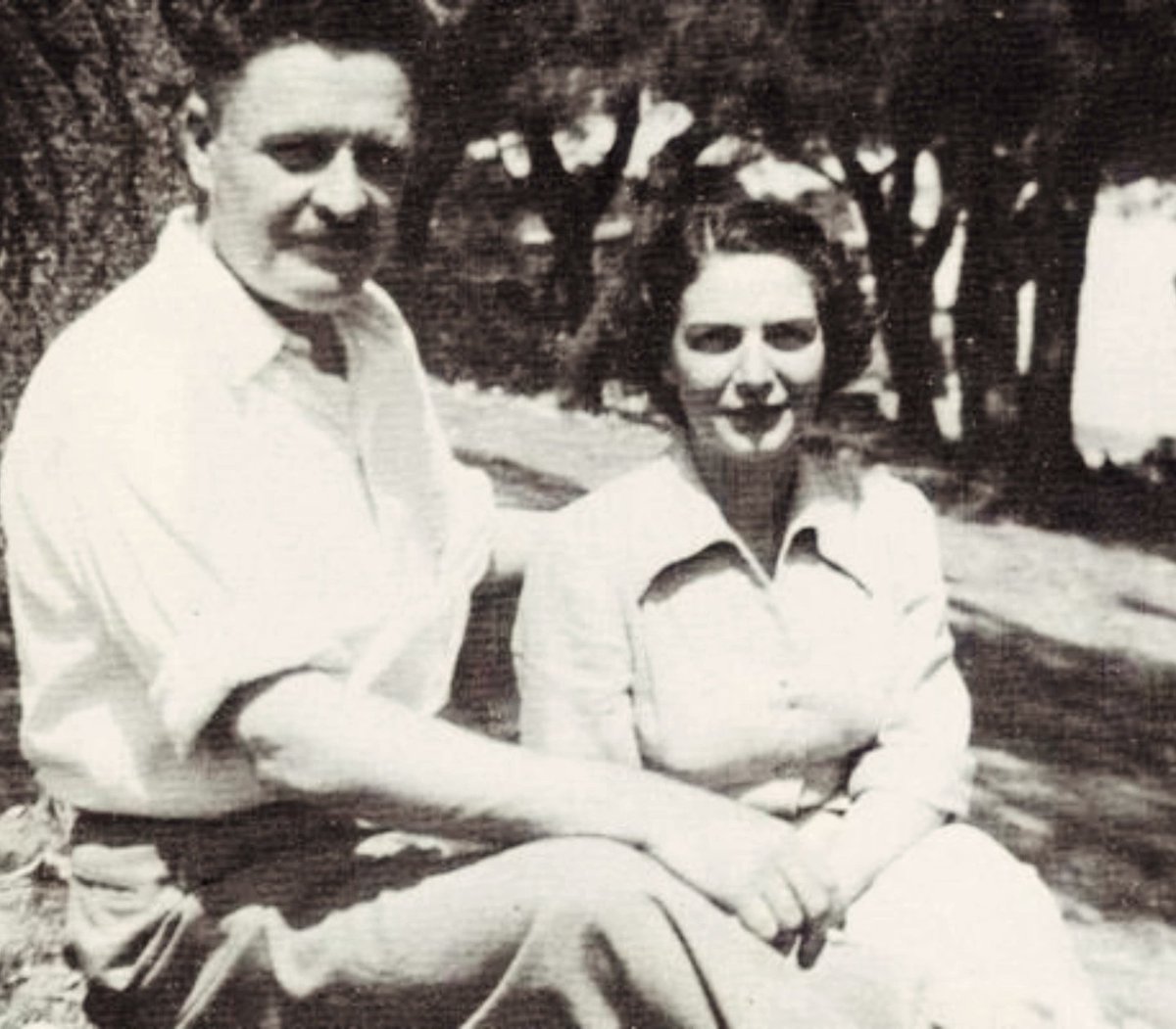 MÜNEVVER ANDAÇ (1917-16.05.1998)
Çevirmen Translator

Nâzım Hikmet’in dayı kızı, ona duyduğu sevgi ile aldığı radikal kararlarla hayatı değişen, Nâzım’ın eşi, çocuğunun annesi, karşılaştığı tüm baskılara rağmen mücadeleci yanını güçlü kılan bir kadın. 

#münevverandaç