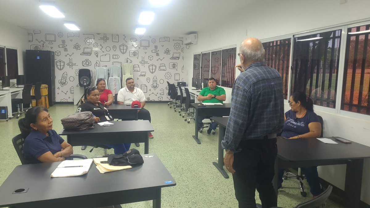 imceceducacion's tweet photo. Dictamos taller de comunicación asertiva a los ciclo-taxistas que hacen vida en la Curva de Molina y que forman parte de la Fundación Zulia Wayúu, impartido por nuestra Gerencia de Capacitación y Desarrollo, y facilitado por el profesor universitario, Freddy Marín.

#Maracaibo https://t.co/MspLQp1MJV