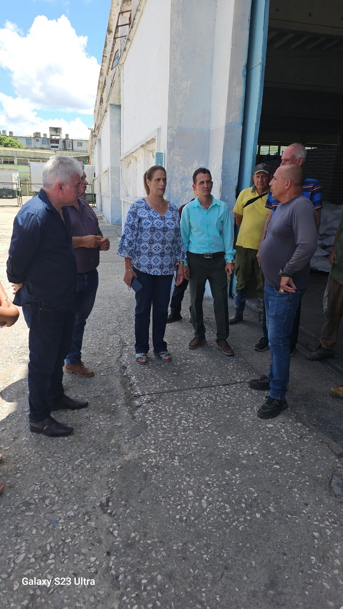GECI Camagüey (@gecicamaguey) on Twitter photo Recorre <a href="/BetsyDazVelzqu2/">Betsy Díaz Velázquez</a> ministra <a href="/MincinCuba/">Comercio Cuba</a> entidades de #ComercioCuba en #Camagüey
👉 Visita el frigorífico y la UEB de la EMPA 908.
📷📝 <a href="/GlezIsmel/">Ismel Barrios Glez</a> director adjunto de <a href="/GeciCamaguey/">GECI Camagüey</a>. Recorre <a href="/BetsyDazVelzqu2/">Betsy Díaz Velázquez</a> ministra <a href="/MincinCuba/">Comercio Cuba</a> entidades de #ComercioCuba en #Camagüey
👉 Visita el frigorífico y la UEB de la EMPA 908.
📷📝 <a href="/GlezIsmel/">Ismel Barrios Glez</a> director adjunto de <a href="/GeciCamaguey/">GECI Camagüey</a>.