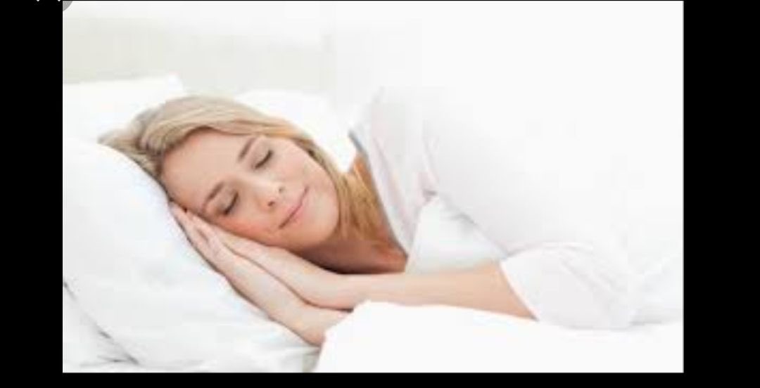 الاطعمة التي  تساعد على الدخول في النوم؟ 
- اللوز و الكيوي و الجوز و التوت و بابونج و سالمون