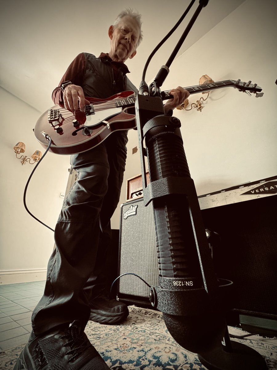 ribbonmics's tweet photo. The mic’s not actually bigger than Jack Casady...
It just sounds like it. 🎙️🔥
AEA R88 in Blumlein + Lewitt 640 REX = “exceptional coverage.”
#AEARibbonMics #JackCasady #R88Series #JeffersonAirpane https://t.co/4CIPMERXvO
