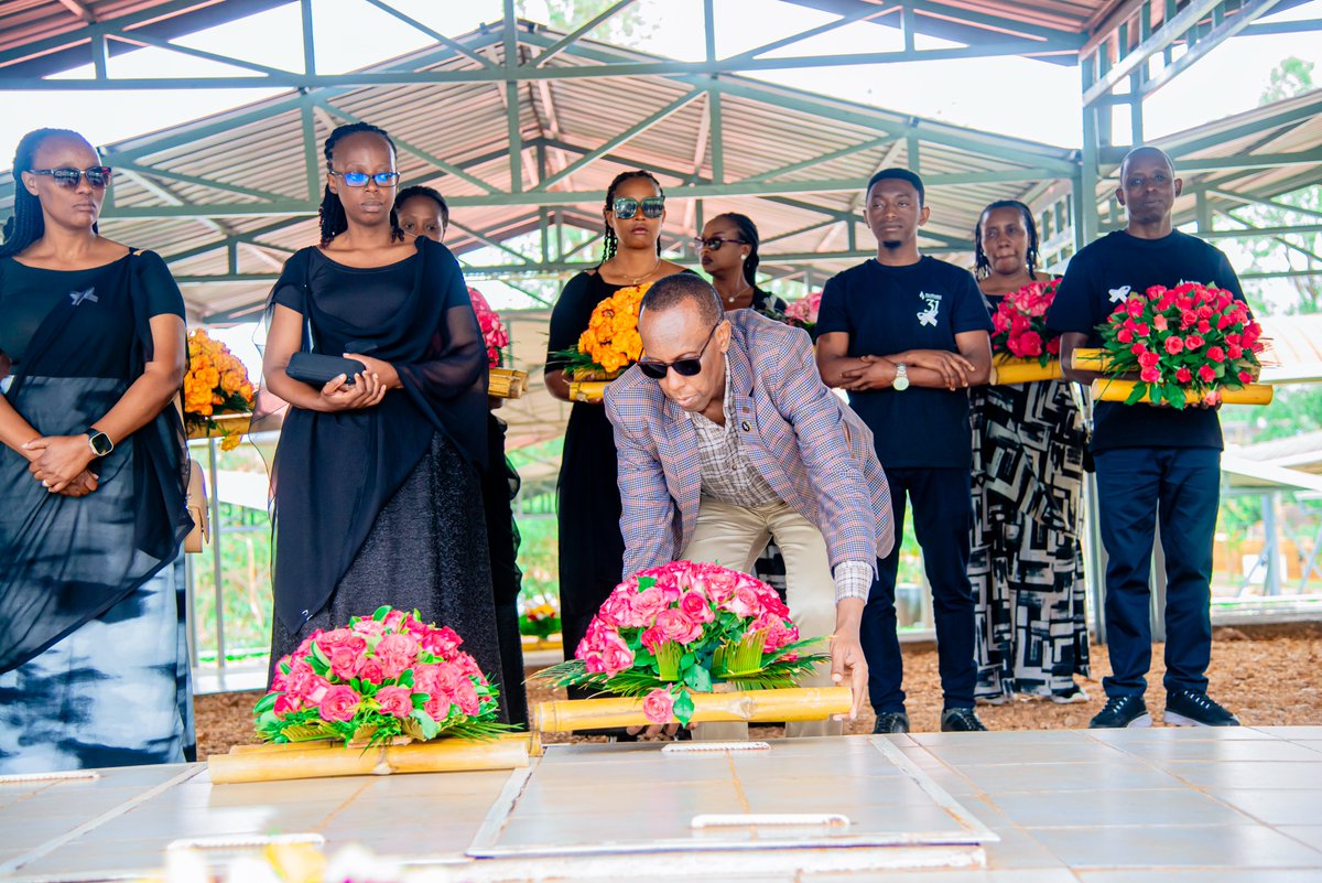 HospitNyarugeng's tweet photo. 2/2

Ni umunsi waranzwe no gusura Urwibutso rwa Jenoside yakorewe Abatutsi rwa Nyanza ya Kicukiro, kunamira inzirakarengane ziharuhukiye, gucana urumuri rw’icyizere, kuremera Uwarokotse Jenoside utishoboye ndetse no gutanga inkunga yagenewe ibikorwa byo kubungabunga Urwibutso. https://t.co/k4cb2MlEIM