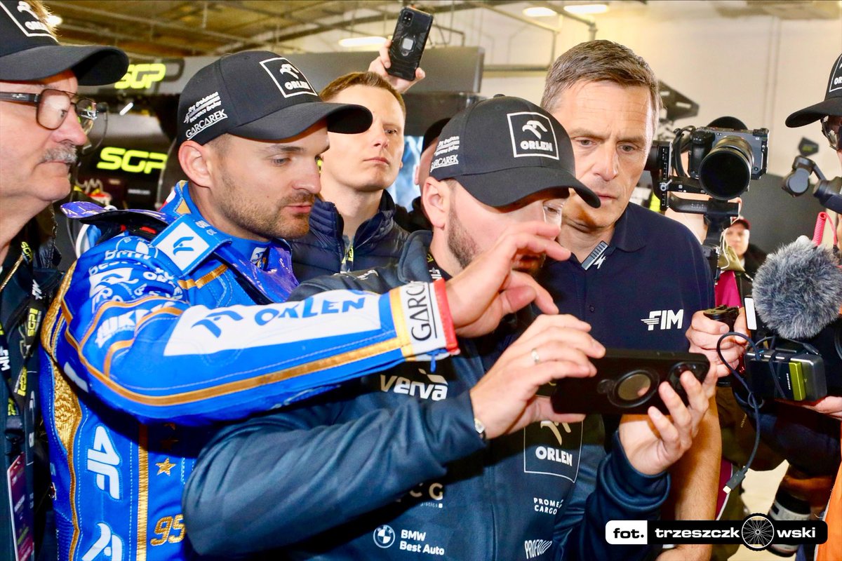 trzeszczkowski's tweet photo. Działo się dziś w Sprincie @SpeedwayGP za sprawą błędnie wyświetlonego (podobno) w transmisji czasu @zmarzlik95 😮🤦‍♂️ A #JanKvech z rozpędu #SGPSprint wygrał✌️👏💪 https://t.co/x9K8BAEipN