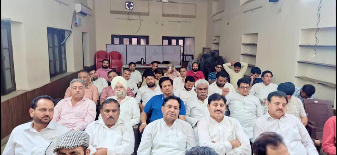 JKPCC President Sh <a href="/TariqKarra/">Tariq Hameed Karra</a> presided over a significant preparatory meeting with party leaders to discuss the necessary arrangements for the successful execution of the "Samvidhan Bachao" rallies, including the “Jai Hind Yatra &amp; Sabha” throughout the region.