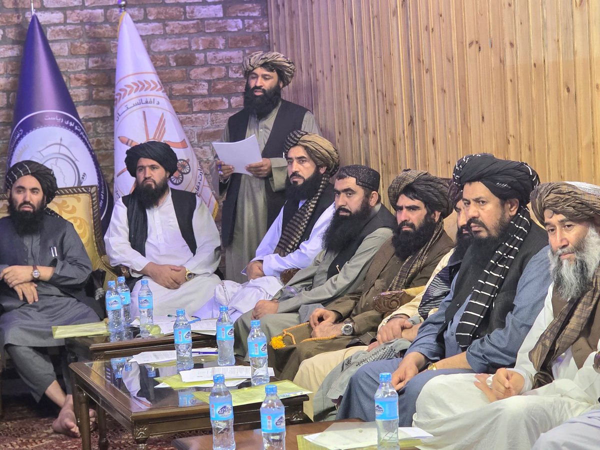 Mahmodzarar's tweet photo. د شمال لویدیځ او شمال ختیځ زونونو د ټولو ولایتونو د والي صاحبانو، امنیه قومندان صاحبانو او د استخباراتو د رئیسانو صاحبانو ترمنځ د هماهنګۍ مجلس په بدخشان ولایت په مرکز فیض آباد کي ترسره سو

د پنجشنبې په شپه ماښام د بدخشان ولایت په کوربتوب د شمال لویدیځ او شمال ختیځ زونونو ۹ ولایتونو بدخشان، تخار، بغلان، کندز، بلخ، جوزجان، سرپل، فاریاب او سمنګان ولایتونو د والي صاحبانو، امنیه قومندان صاحبانو او د استخباراتو محترمو رئیسانو صاحبانو سره د هماهنګۍ او همږغۍ ګډه غونډه ترسره سوه، چي په یاده ناسته کي د بلخ محترم والي الحاج ملامحمدیوس�� وفا صاحب ترڅنګ د قومونو او قبایلو چارو وزیر ملانورالله نوري، د کورنیو چارو وزارت اداري مرستیال نجیب حاجي صاحب، د کانونو او پټرولیم وزارت د پلان او پالیسۍ مرستیال شیخ عبدالرحمن قانت، د بدخشان والي الحاج قاري محمد ایوب خالد، د ۲۱۷ عمري قول اردو قومندان الحاج امام الدین منصور، د ۲۰۹ الفتح قول اردو مرستیال قومندان حاجي ناظم صاحب هم شتون درلود او د عالیقدر امیر المومنین شیخ صاحب حفظه الله تعالی د (۳۱) ګڼې فرمان چې د نشه يي توکو پر وړاندي کلکه مبارزه باید وسي او د نورو موضوعاتو اړوند د فرمانونو د تعقیب او عملي کولو، د ساعین باالفساد او د شر او فساد جوړونکو اشخاصو مخه نیول، د ټولو مسؤلینو ترمنځ پر همېشنۍ هماهنګي، همږغۍ او یو له بل سره د اړیکو پر قوي کېدو، له یو بل سره د نظرونه او تجربو پر شریک کولو باندي بحث او خبري وسوې، چي په یاده ناسته کي د ۹ ولایتونو د والي صاحبانو، امنیه قومندان صاحبانو او د استخباراتو د رئیس صاحبانو حضور درلود.