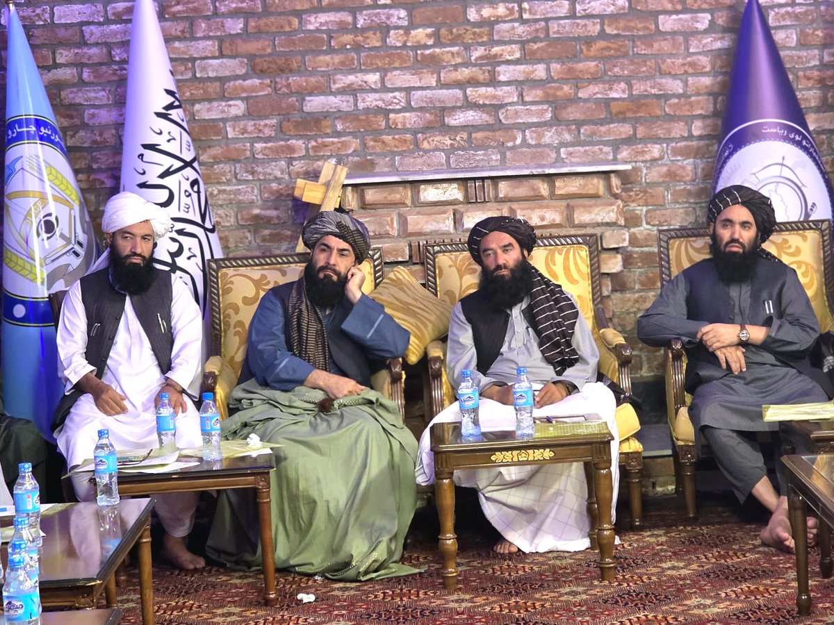 Mahmodzarar's tweet photo. د شمال لویدیځ او شمال ختیځ زونونو د ټولو ولایتونو د والي صاحبانو، امنیه قومندان صاحبانو او د استخباراتو د رئیسانو صاحبانو ترمنځ د هماهنګۍ مجلس په بدخشان ولایت په مرکز فیض آباد کي ترسره سو

د پنجشنبې په شپه ماښام د بدخشان ولایت په کوربتوب د شمال لویدیځ او شمال ختیځ زونونو ۹ ولایتونو بدخشان، تخار، بغلان، کندز، بلخ، جوزجان، سرپل، فاریاب او سمنګان ولایتونو د والي صاحبانو، امنیه قومندان صاحبانو او د استخباراتو محترمو رئیسانو صاحبانو سره د هماهنګۍ او همږغۍ ګډه غونډه ترسره سوه، چي په یاده ناسته کي د بلخ محترم والي الحاج ملامحمدیوس�� وفا صاحب ترڅنګ د قومونو او قبایلو چارو وزیر ملانورالله نوري، د کورنیو چارو وزارت اداري مرستیال نجیب حاجي صاحب، د کانونو او پټرولیم وزارت د پلان او پالیسۍ مرستیال شیخ عبدالرحمن قانت، د بدخشان والي الحاج قاري محمد ایوب خالد، د ۲۱۷ عمري قول اردو قومندان الحاج امام الدین منصور، د ۲۰۹ الفتح قول اردو مرستیال قومندان حاجي ناظم صاحب هم شتون درلود او د عالیقدر امیر المومنین شیخ صاحب حفظه الله تعالی د (۳۱) ګڼې فرمان چې د نشه يي توکو پر وړاندي کلکه مبارزه باید وسي او د نورو موضوعاتو اړوند د فرمانونو د تعقیب او عملي کولو، د ساعین باالفساد او د شر او فساد جوړونکو اشخاصو مخه نیول، د ټولو مسؤلینو ترمنځ پر همېشنۍ هماهنګي، همږغۍ او یو له بل سره د اړیکو پر قوي کېدو، له یو بل سره د نظرونه او تجربو پر شریک کولو باندي بحث او خبري وسوې، چي په یاده ناسته کي د ۹ ولایتونو د والي صاحبانو، امنیه قومندان صاحبانو او د استخباراتو د رئیس صاحبانو حضور درلود.