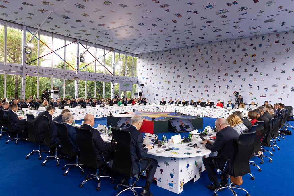 Euroopan poliittisen yhteisön kokous on päättynyt. 

Euroopan kokoontuminen yhden pöydän ääreen oli keskeistä juuri tänään, kun Istanbulissa käytiin tulevaisuutemme kannalta kriittisiä tulitaukokeskusteluja.

Annoimme yhtenäisen viestin – Eurooppa seisoo Ukrainan rinnalla. 🇺🇦