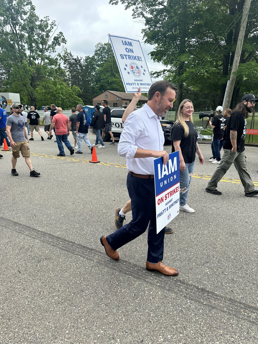 Thank you, <a href="/ChrisMurphyCT/">Chris Murphy 🟧</a>, for your solidarity with IAM Union members at <a href="/prattandwhitney/">Pratt & Whitney</a>.

Together, we’re fighting for…
✅ Job security
✅ Wage security
✅ Retirement security