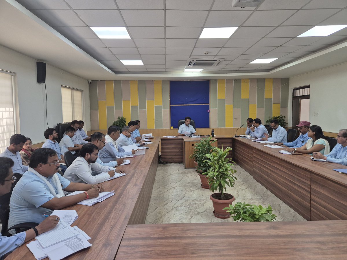 rmc_rewa's tweet photo. निगम आयुक्त डॉ. सौरभ सोनवणे द्वारा निगम सभागार में अवैध कॉलोनी, कंपाउंडिंग,निकाय की राजस्व वृद्धि के संबंध में बैठक ली गई। अवैध कॉलोनी पर सख्त कार्यवाही के निर्देश दिए ।
#JansamparkMP
#cmmadhyprdesh
#rewa
#UADD
@Saurabh_IAS17 https://t.co/ceOgFFscT0