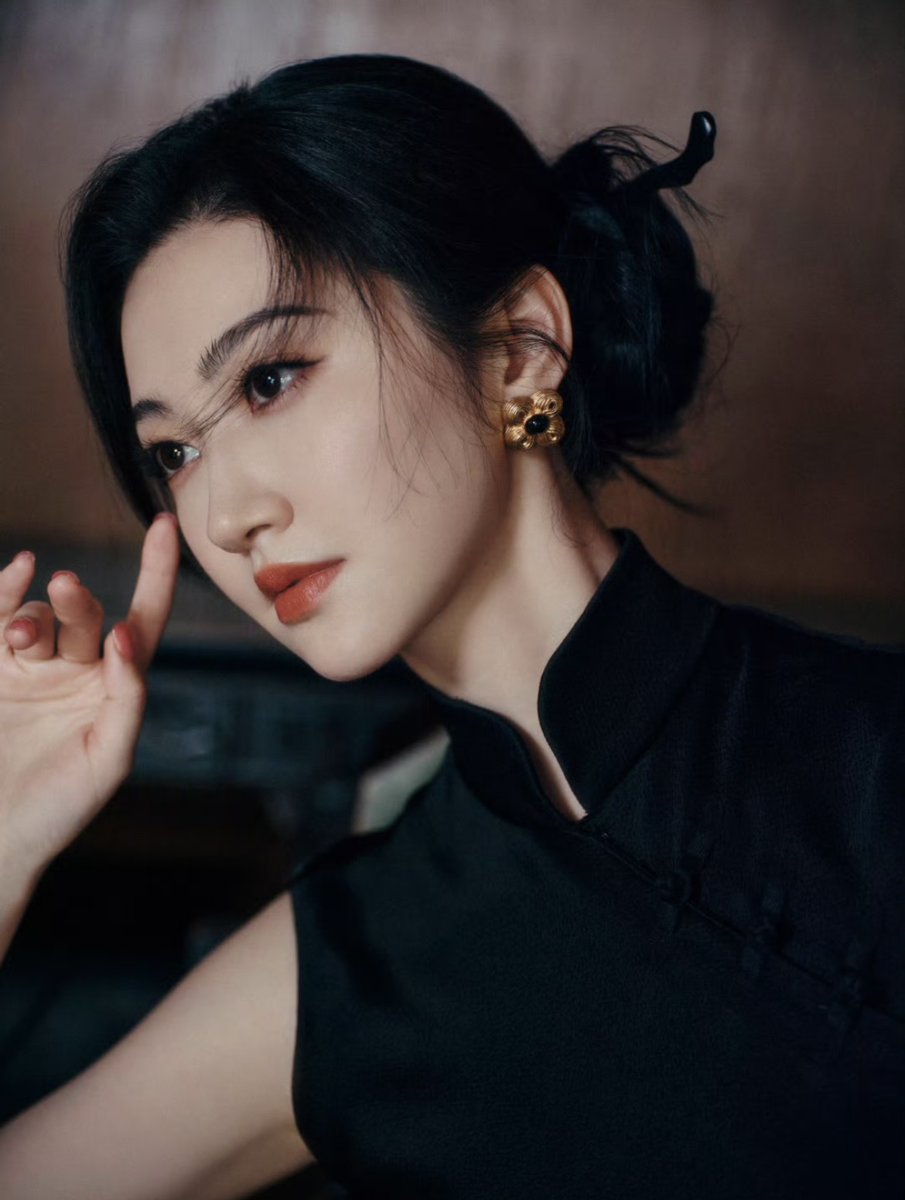 _Apink0419_'s tweet photo. The overall styling is soooo perfect ♥️

Cheongsam is definitely made for her 👑

#JingTian #景甜 #cdrama #Rattan #SiTeng #司藤 https://t.co/dBEqQKJCdC
