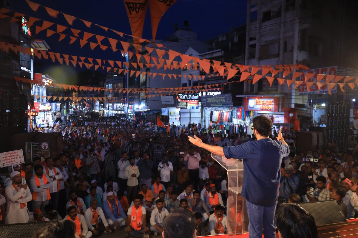 AUThackeray's tweet photo. छत्रपती संभाजीनगर येथे आज विधानपरिषद विरोधीपक्षनेते अंबादास दानवे जी ह्यांनी आयोजित केलेल्या ‘लबाडांनो पाणी द्या!’ ह्या हल्लाबोल मोर्चात सहभागी होऊन, निष्क्रिय प्रशासनाला जाब विचारला! 

जोपर्यंत प्रत्येकाला पाणी मिळत नाही,
तोपर्यंत जनहक्कासाठी पुकारलेलं हे आंदोलन थांबणार नाही, हा एल्गारसुद्धा स्थानिकांच्या सोबतीनं केला.

तसेच महापालिका आयुक्त जी. श्रीकांत जी ह्यांच्या समवेत पाण्याच्या नियोजनाबाबत, जायकवाडी प्रकल्पावर सखोल चर्चा करून; पाणी समस्येवर तोडगा काढण्यासाठी निवेदन दिले.

ह्यावेळी शिवसेना नेते, चंद्रकांत खैरे जी, उपनेते विनोद घोसाळकर जी, उपनेत्या ज्योतीताई ठाकरे जी, माजी आमदार उदयसिंग राजपूत जी, महानगरप्रमुख राजू वैद्य जी, शहरप्रमुख बाळासाहेब थोरात जी, स्थानिक पदाधिकारी, शिवसैनिक आणि नागरिक मोठ्या संख्येने उपस्थित होते.