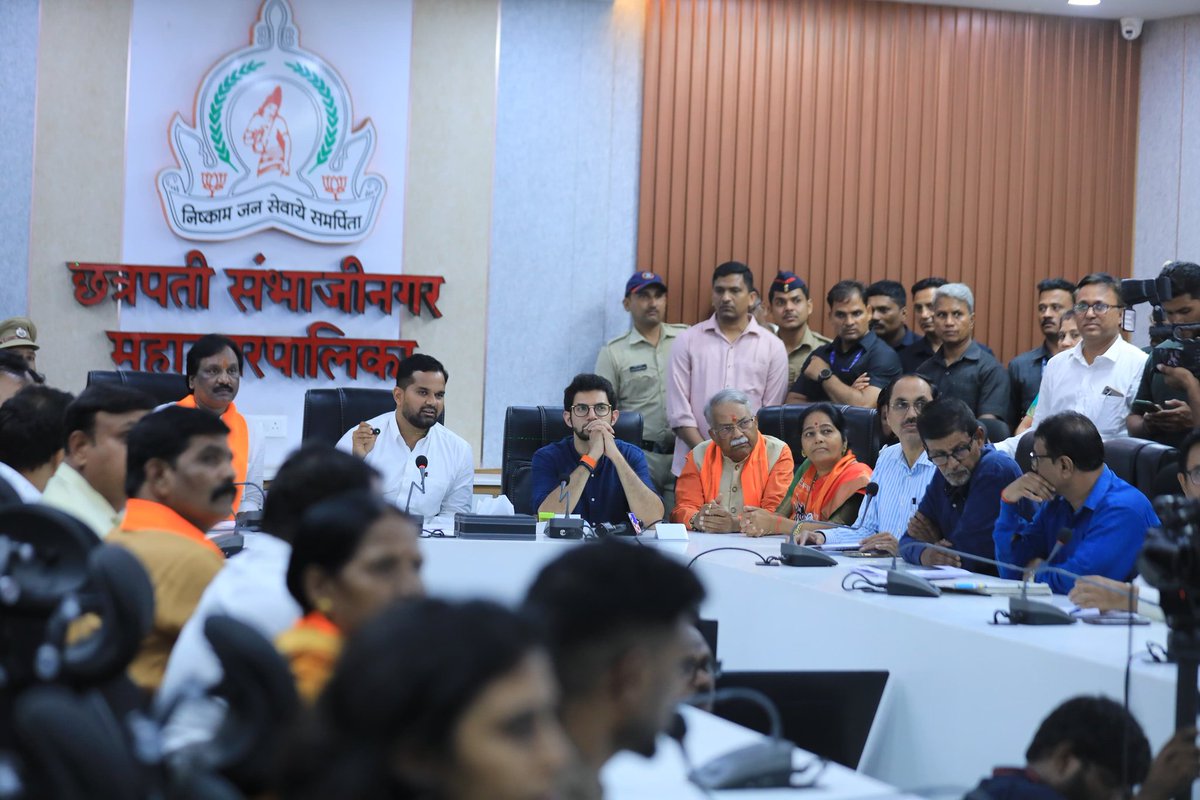 AUThackeray's tweet photo. छत्रपती संभाजीनगर येथे आज विधानपरिषद विरोधीपक्षनेते अंबादास दानवे जी ह्यांनी आयोजित केलेल्या ‘लबाडांनो पाणी द्या!’ ह्या हल्लाबोल मोर्चात सहभागी होऊन, निष्क्रिय प्रशासनाला जाब विचारला! 

जोपर्यंत प्रत्येकाला पाणी मिळत नाही,
तोपर्यंत जनहक्कासाठी पुकारलेलं हे आंदोलन थांबणार नाही, हा एल्गारसुद्धा स्थानिकांच्या सोबतीनं केला.

तसेच महापालिका आयुक्त जी. श्रीकांत जी ह्यांच्या समवेत पाण्याच्या नियोजनाबाबत, जायकवाडी प्रकल्पावर सखोल चर्चा करून; पाणी समस्येवर तोडगा काढण्यासाठी निवेदन दिले.

ह्यावेळी शिवसेना नेते, चंद्रकांत खैरे जी, उपनेते विनोद घोसाळकर जी, उपनेत्या ज्योतीताई ठाकरे जी, माजी आमदार उदयसिंग राजपूत जी, महानगरप्रमुख राजू वैद्य जी, शहरप्रमुख बाळासाहेब थोरात जी, स्थानिक पदाधिकारी, शिवसैनिक आणि नागरिक मोठ्या संख्येने उपस्थित होते.