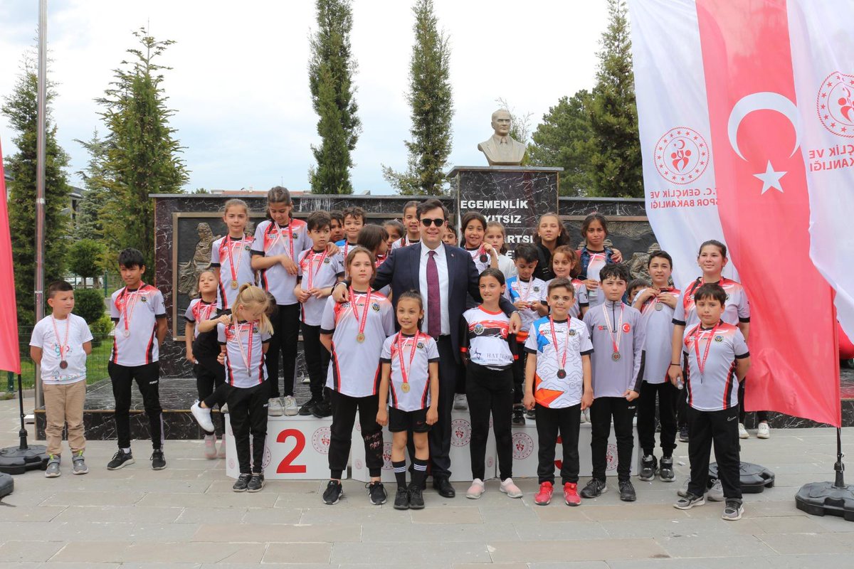 📍Şabanözü
🇹🇷"7’den 70’e Halk Koşusu" büyük bir coşkuyla gerçekleşti! Gençlik Haftası kapsamında düzenlenen koşuda Şabanözü adeta tek yürek oldu.
🇹🇷Protokolden öğrencilere, miniklerden yaş almış sporculara kadar herkes aynı heyecanla koştu!
#gençlikhaftası
<a href="/OA_BAK/">Dr. Osman Aşkın Bak</a> <a href="/gencliksporbak/">Gençlik ve Spor Bakanlığı 🇹🇷</a>