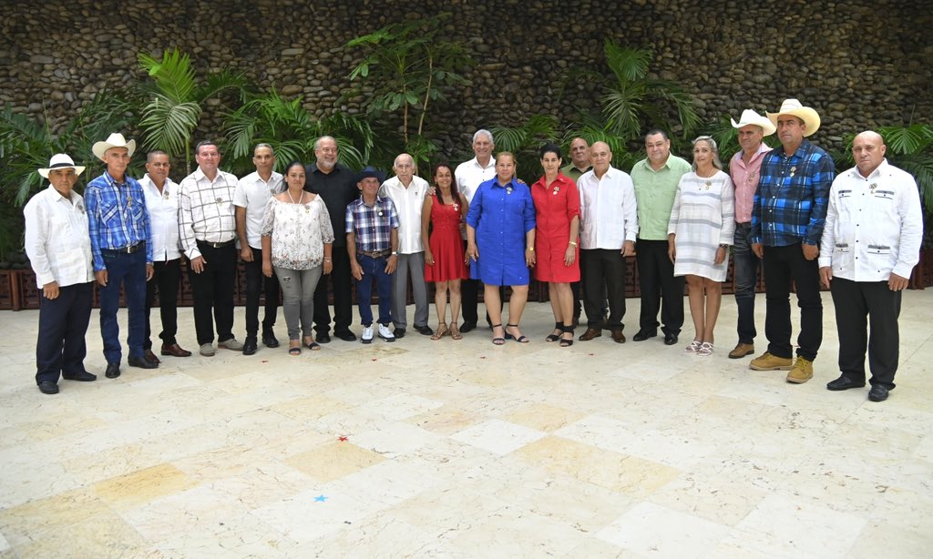 MMarreroCruz's tweet photo. Confiamos en los campesinos, en su ardua labor para contribuir a la soberanía alimentaria que aspiramos.

A pocas horas del inicio del XIII Congreso de la ANAP, participamos en la ceremonia de reconocimiento a hombres y mujeres del sector.

#UnidosXCuba https://t.co/LAPaaffVjA