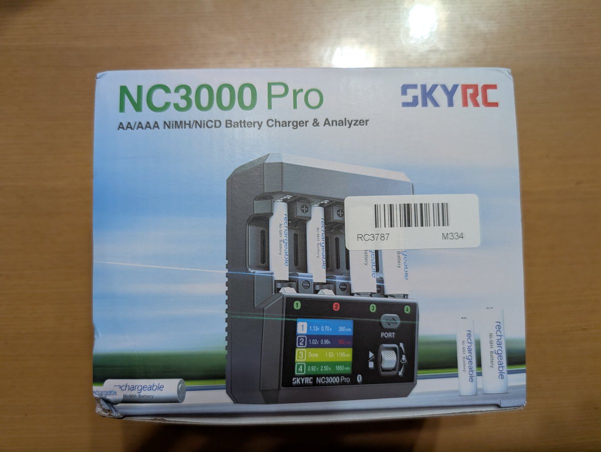 Dao7710's tweet photo. アリエクで1万で購入💡
心配してたけど無事到着😆まぁ、箱の角は少し潰れてるけど😅
動作も確認出来たので、今週末のレースから使ってみます👍️
#SKYRC #NC3000Pro https://t.co/RwSWSb8T5Z