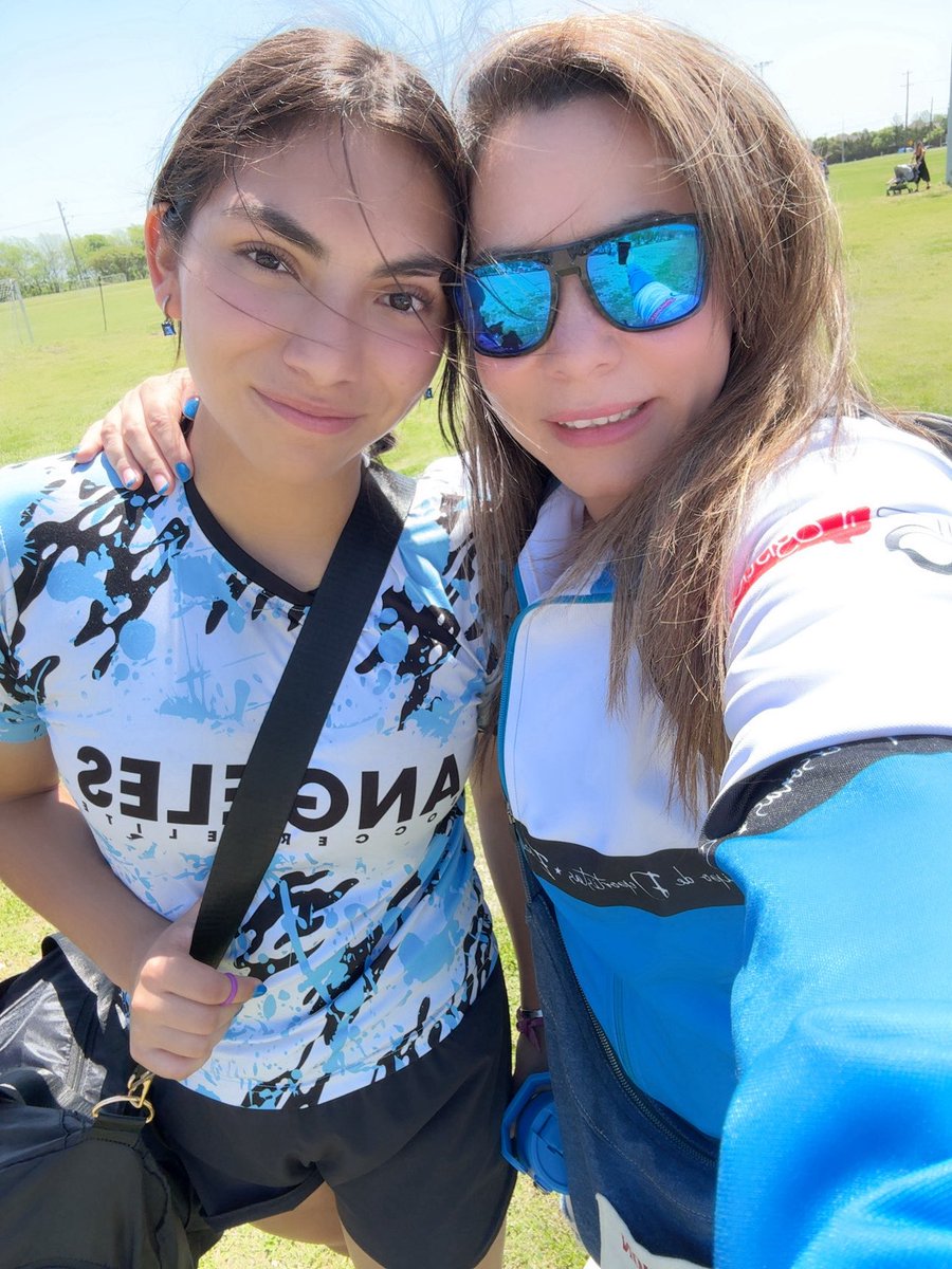 En abril mi niña fue a competir al Dallas Cup, les platicó porqué es impresionante las instalaciones que tiene allá. Una de las sedes fue en una escuela publica, tenía 11 canchas de Fut11. Aquí ni el Tec tiene esas instalaciones, estamos en pañales en el deporte formativo 😞