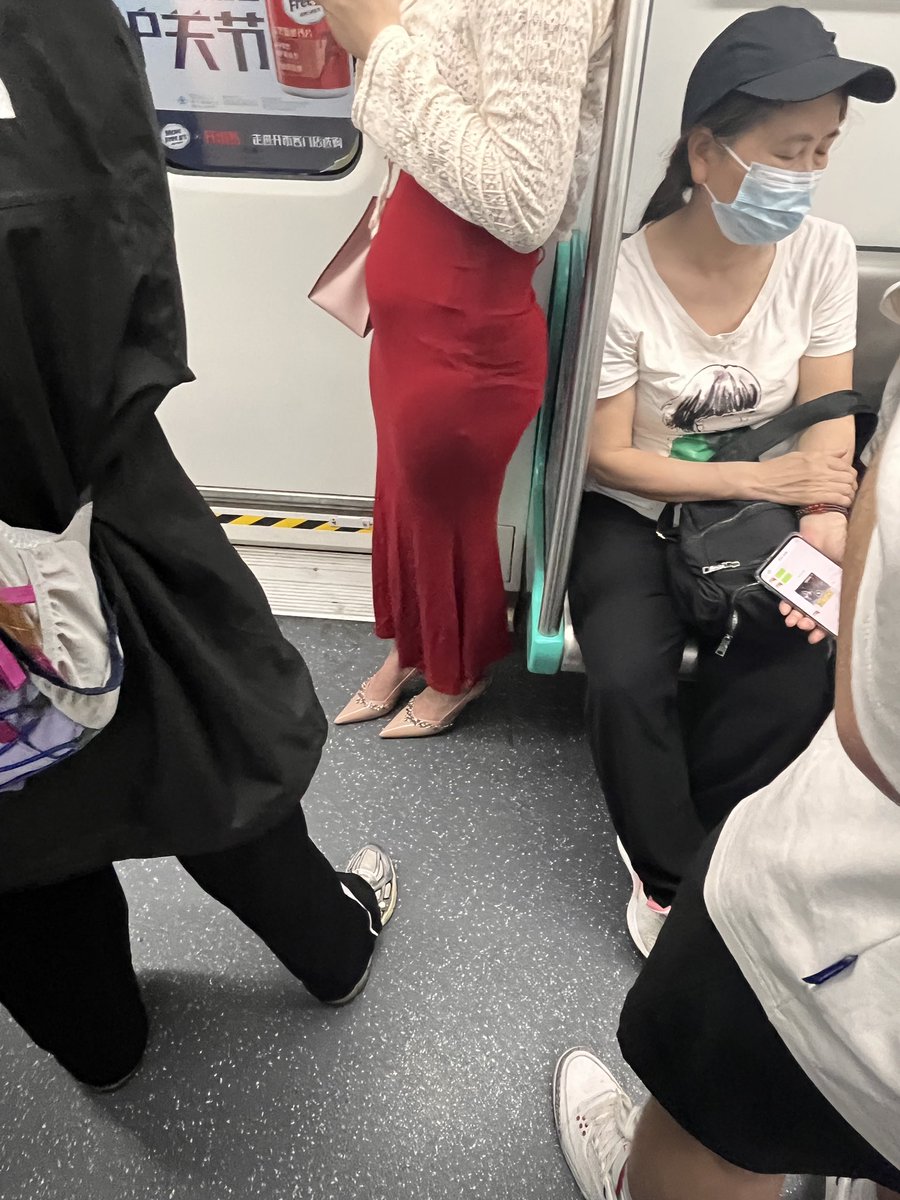 偷拍上瘾了 看见这种骚鞋就想射 有需要保养的嘛
#地铁顶臀 #地铁偷拍 #jk #打胶射鞋