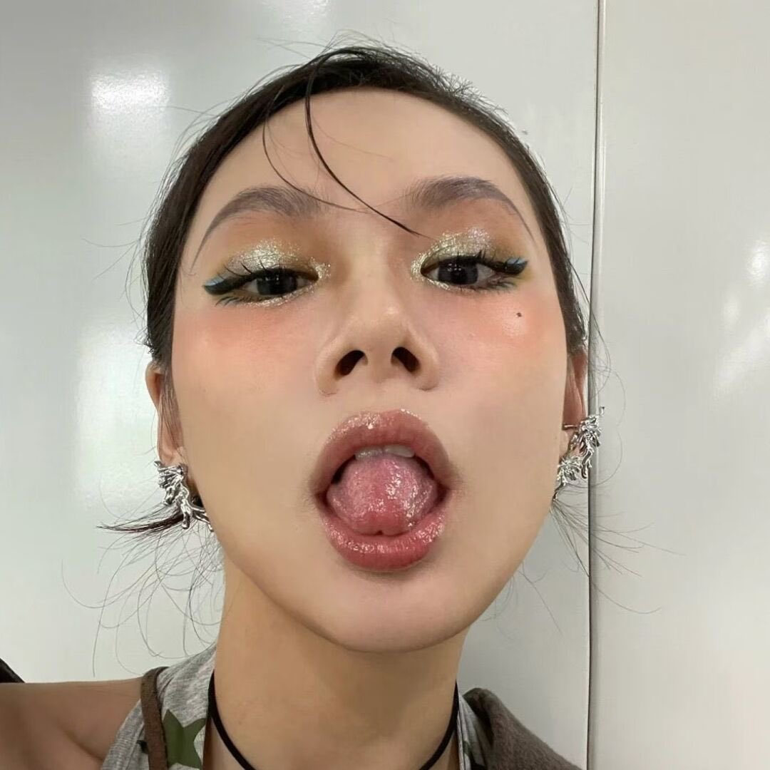 亲妈@hu9290328975295 说不死妈不算人妖婊！一起死妈！一起死妈！点赞死妈！评论转发多杀一遍！