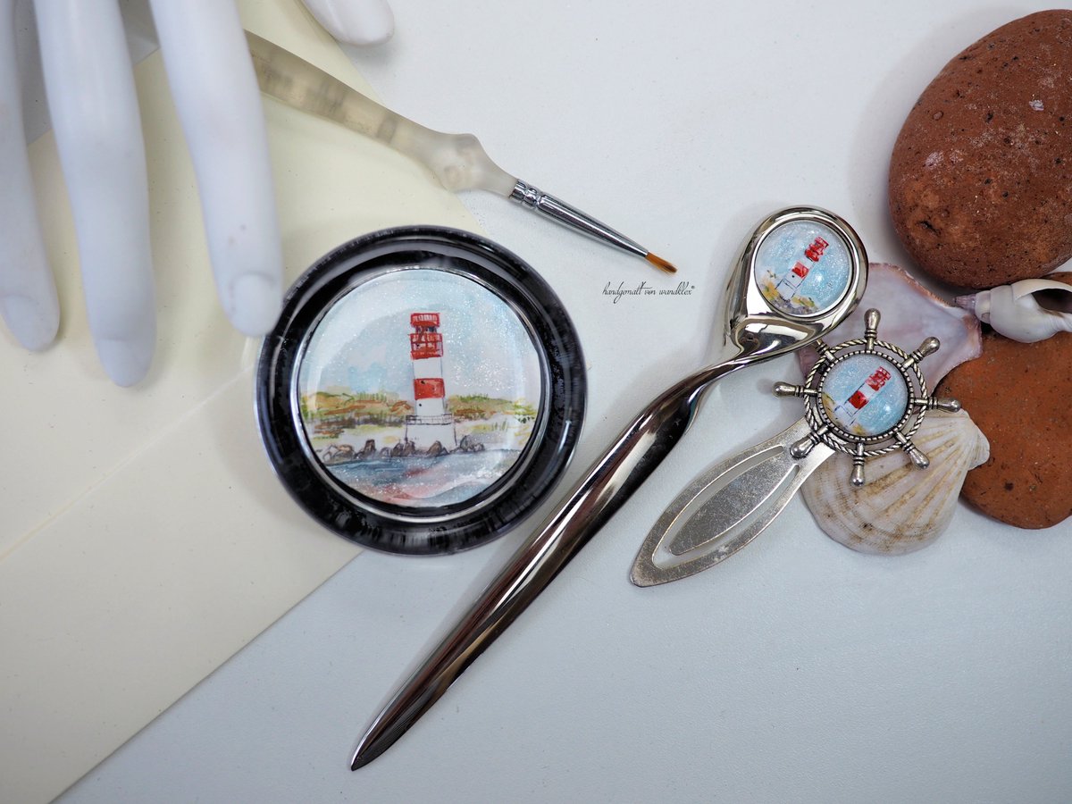 wandklex's tweet image. Papierfluten aufm Schreibtisch, kein Land in Sicht?
Leuchttürme zeigen ja vielleicht, wo's lang geht. ☺
Paperweight, Brieföffner und Briefklammer/Leseclip mit Stück für Stück handgemaltem Leuchtturm #Helgoland Düne gibts ab sofort im #wandklex Shop auf wandklex.art/product/leucht….