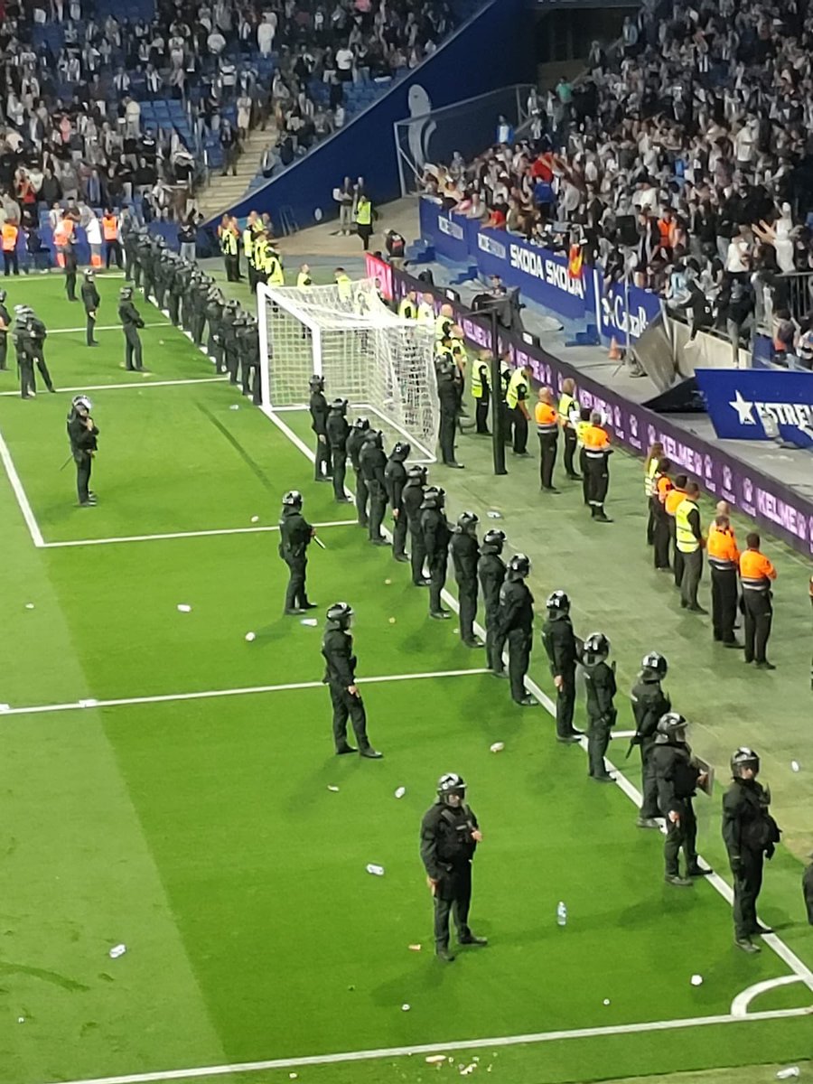 roberthernando's tweet photo. 📌Esta fotografía no es de la frontera de Rusia con Ucrania aunque lo parezca. Es el dispositivo policial organizado para que los jugadores del @FCBarcelona_es pudiesen hacer el corro de la patata tranquilamente en el #RCDStadium
📌¿Dónde estaban todos estos @mossos cuando en los aledaños del estadio estaban atropellando a personas inocentes de forma indiscriminada? Vergüenza!! #rcde #EspanyolBarça #EspanyolBarcelona @RCDEspanyol