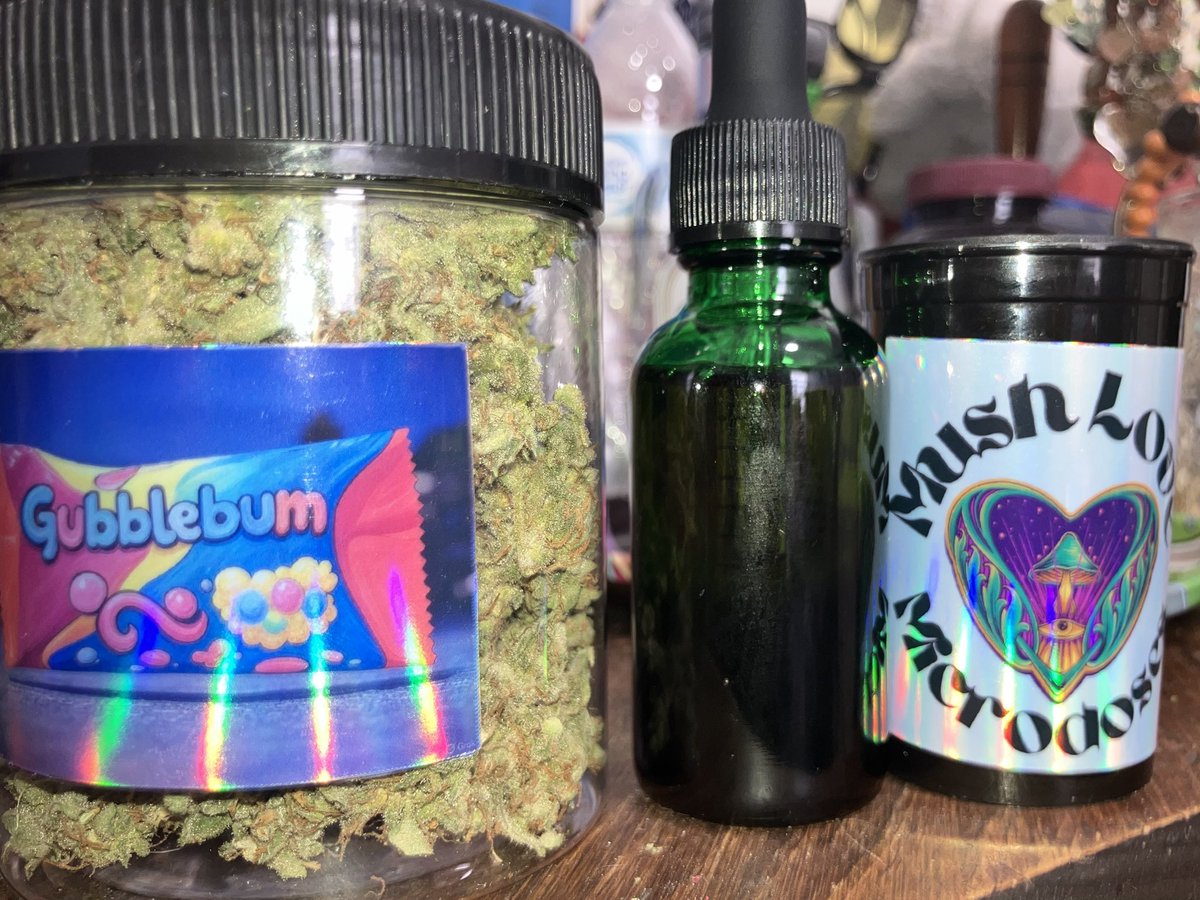Jewels03122's tweet photo. Gubblegum smells absolutely amazing!!! MCT oil can’t wait to try today! And my microdose is needed daily! @piercedstars @BrandywineApoth @Shires_Empire you guys are the best!! https://t.co/dyXE6x73lM