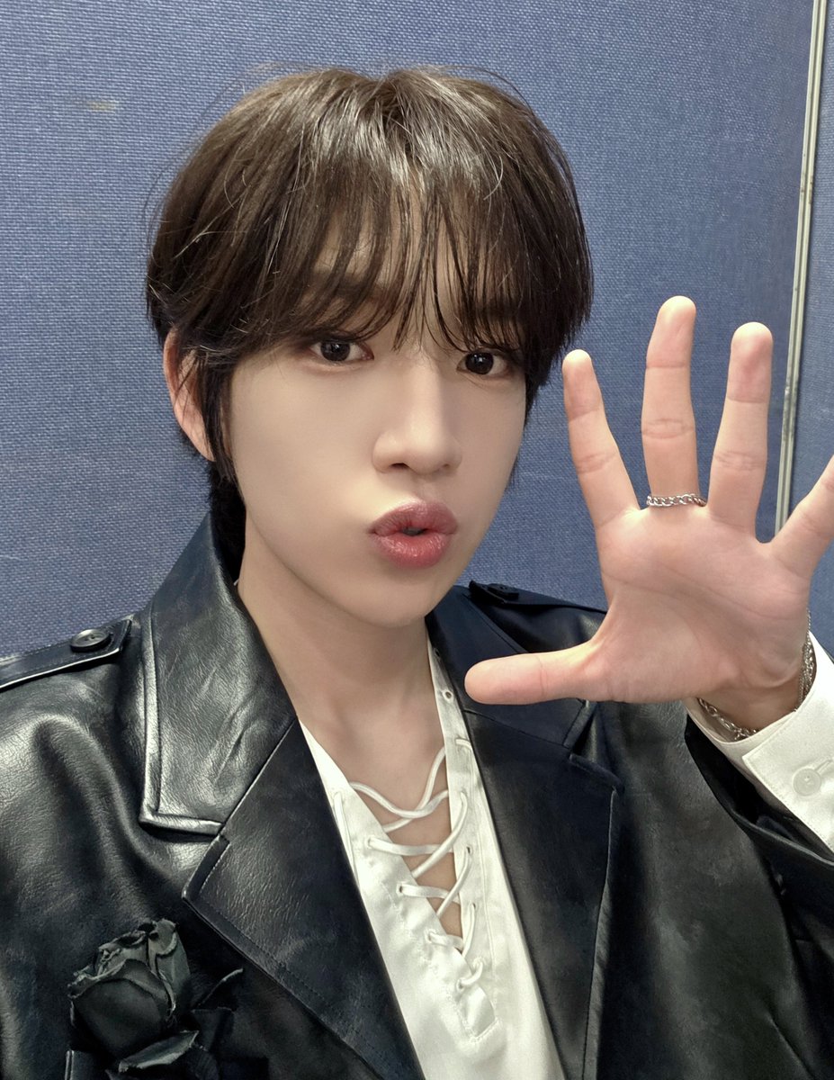 [🌠] #김민재_DID
안녕하세요 아이딧 김민재입니다!😊 음방 2일차!! 그래도 한번 해봐서 어제보단 좀 더 여유 있게 무대한 것 같아요. 하지만 아직 아쉽네요!ㅠ 내일은 또 오늘보다 성장한 모습 보여드리겠습니다! 그리고 팬분들께서 주신 편지 감사히 잘 읽고 있습니다! 여러분께 받은 힘 보답할 수