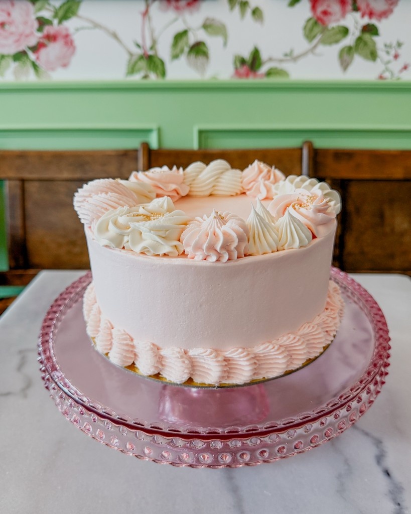 ButterBakedCafe's tweet photo. Serving looks and flavour ✨️🍰⁠
⁠
Our vanilla cake never looked (or tasted) so good! Soft layers, sweet swirls and a whole lot of love. ⁠
⁠
Serve up a slice of heaven at your next celebration! 🎉🍽️⁠
⁠
#butterbakedgoods #cake #cakedecorating #vancouverbakery https://t.co/aM9dyGgI4t