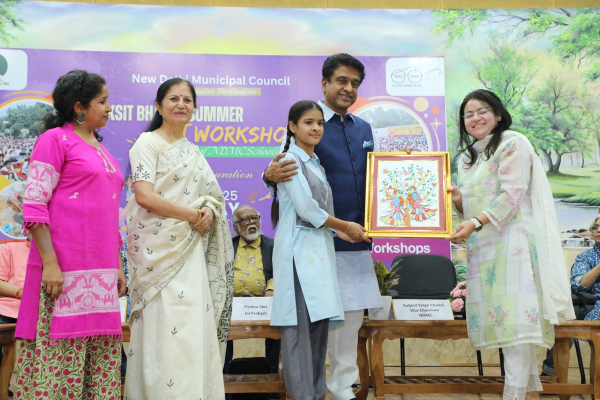 tweetndmc's tweet photo. 🎨 Art Meets Vision!
#NDMC launches Viksit Bharat Summer Art Workshop at Navyug School, Sarojini Nagar – 10 days of creativity, colour &amp; culture!
Inaugurated by Vice Chairperson Shri Kuljeet Singh Chahal
✨ Featuring 14 Padmashri &amp; eminent artists
#ViksitBharat2047  #UnityInArt https://t.co/bvr7twrLkp